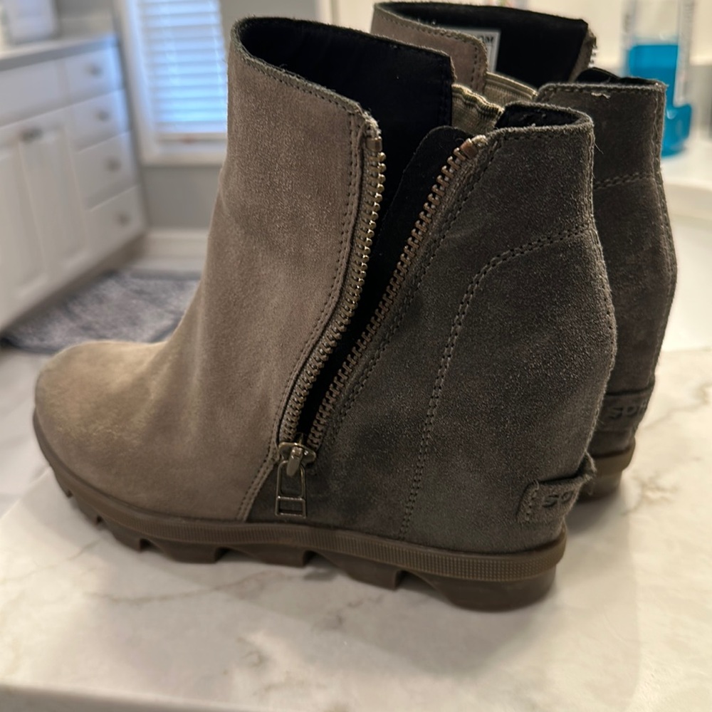 EUC Sorel womens 7.5. Beautiful sage color